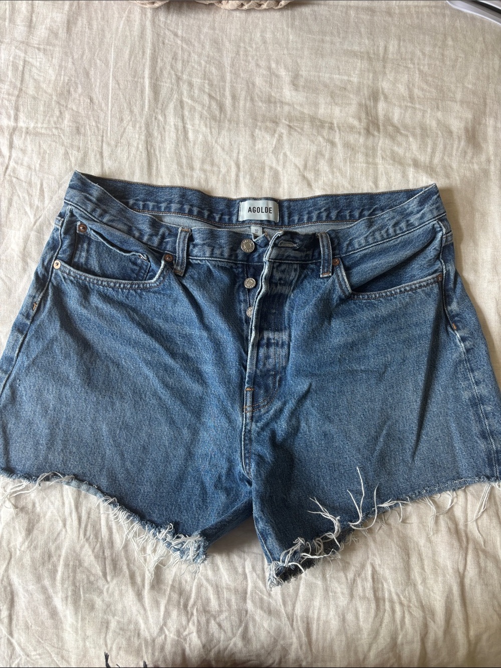 Agolde Medium Blue High-Rise Denim Cutoff Shorts color: Ruin